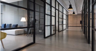 Salle de réunion équipée pour la visioconférence