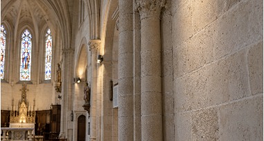 Enceinte installée dans une église